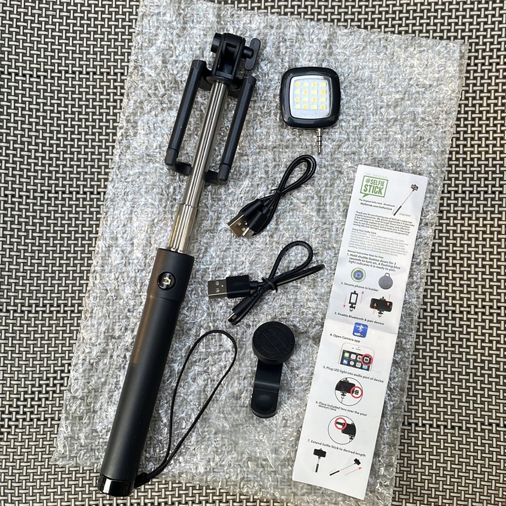 ⚜️Retrack Selfie Stick Bluetooth Kit in Black! NWOT!